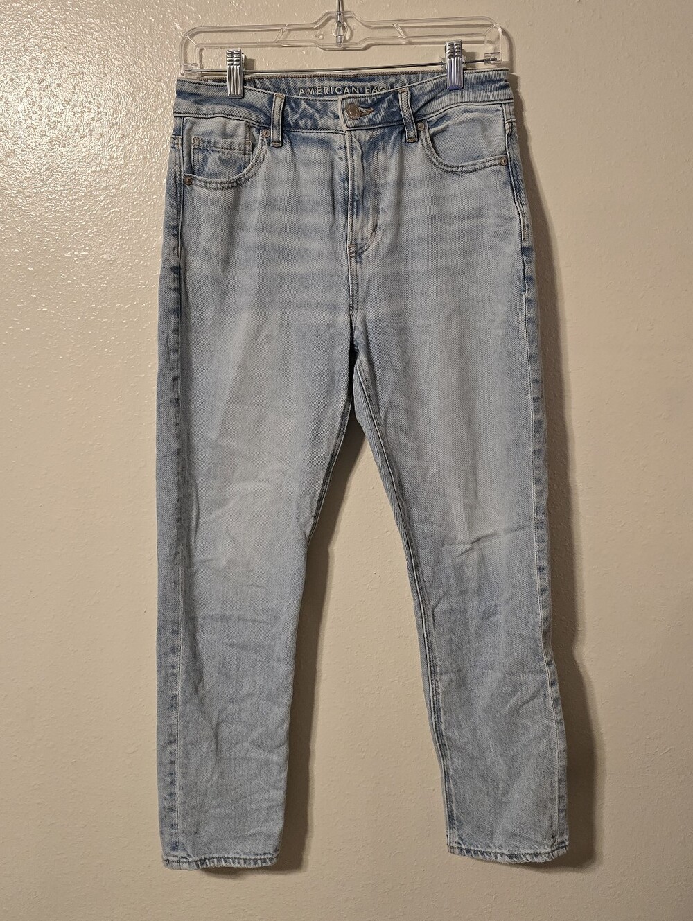 American Eagle Strigid High-Rise Mom Jeans Light Wash Size 4 Short